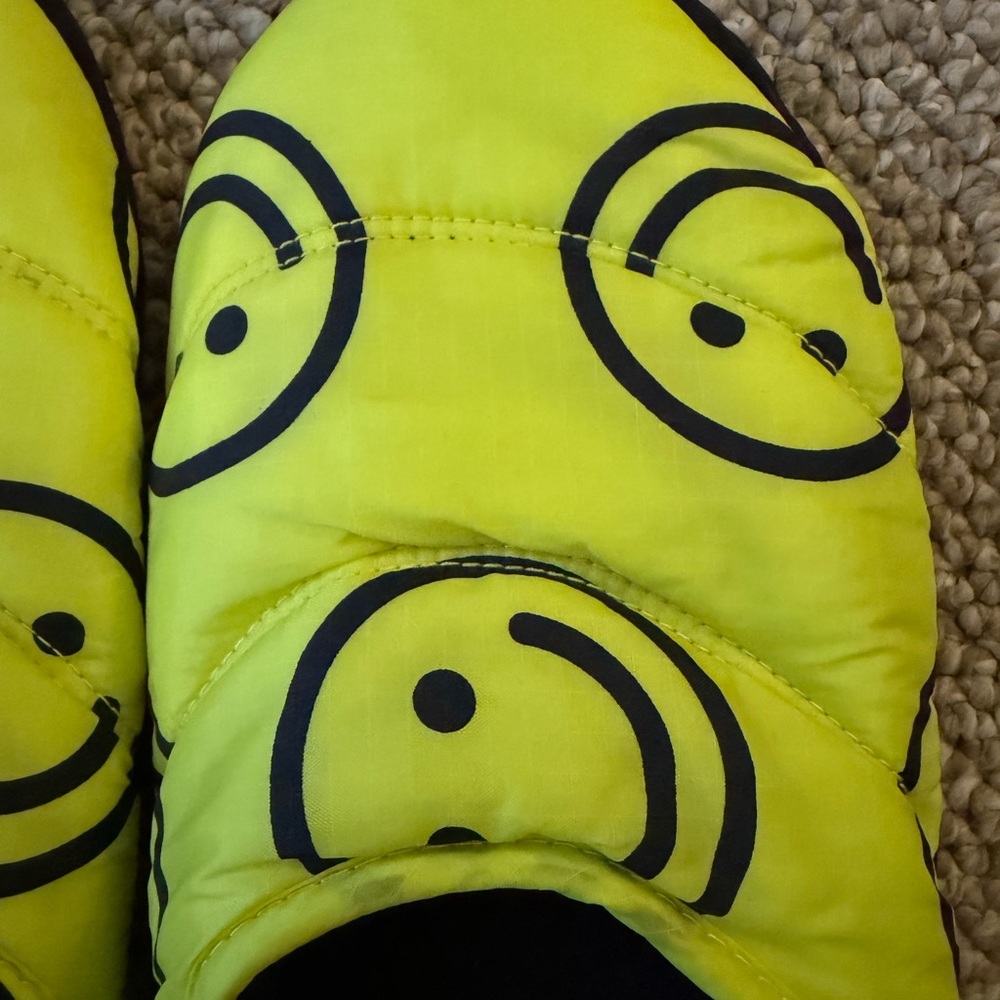 Baggu Size M/L Yellow Smiley Face Slippers - Picture 4 of 5